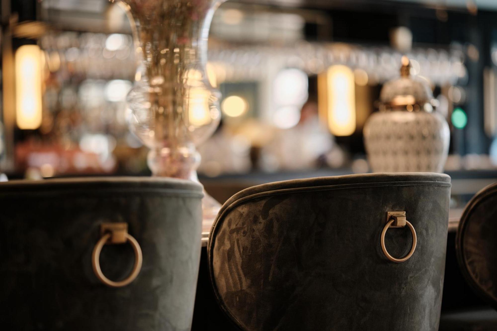 Ga Palace Hotel & Spa, A Xixth-Century Villa Porto Eksteriør billede Bar stools at the bar
