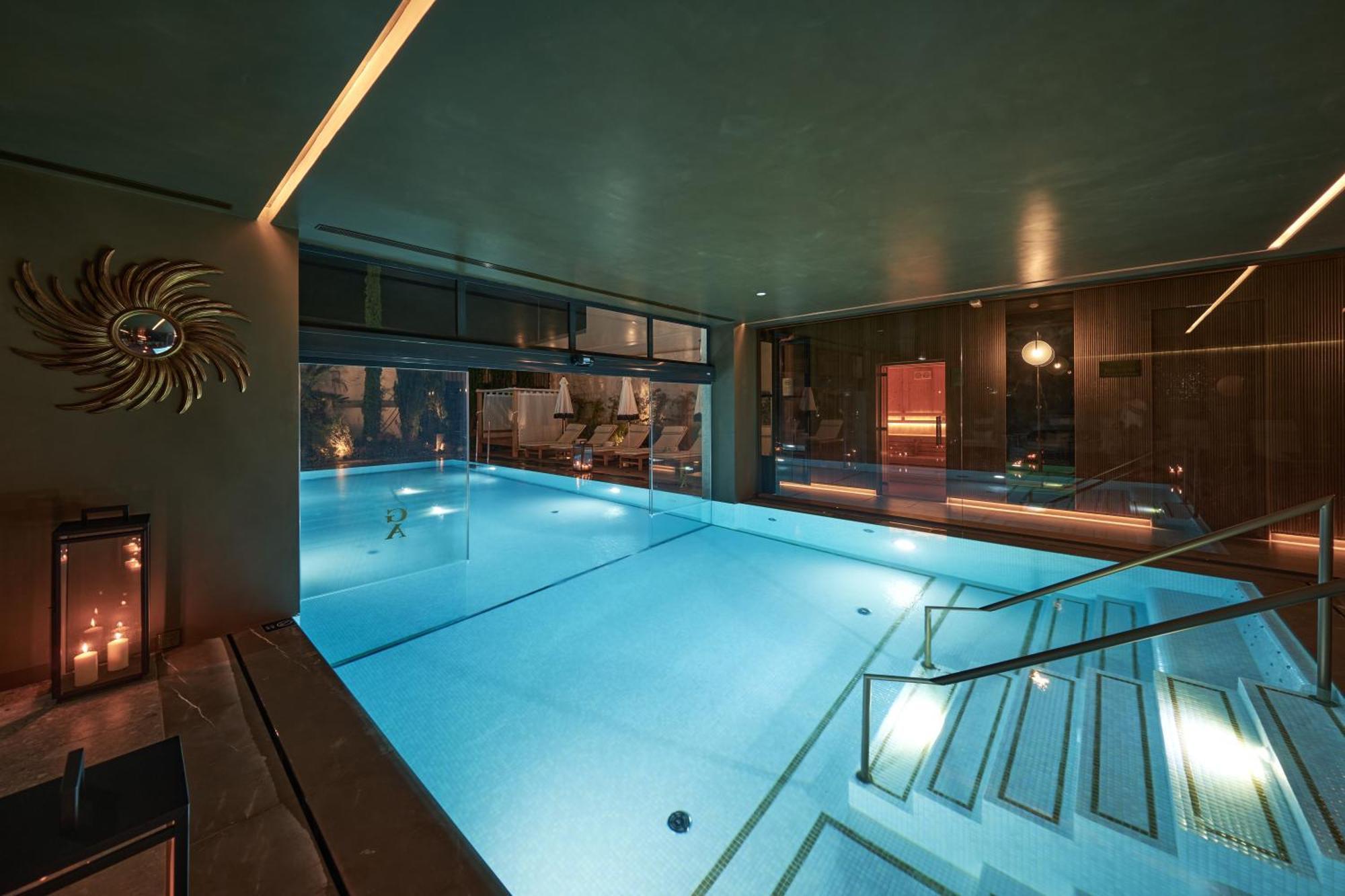 Ga Palace Hotel & Spa, A Xixth-Century Villa Porto Eksteriør billede The swimming pool at the hotel