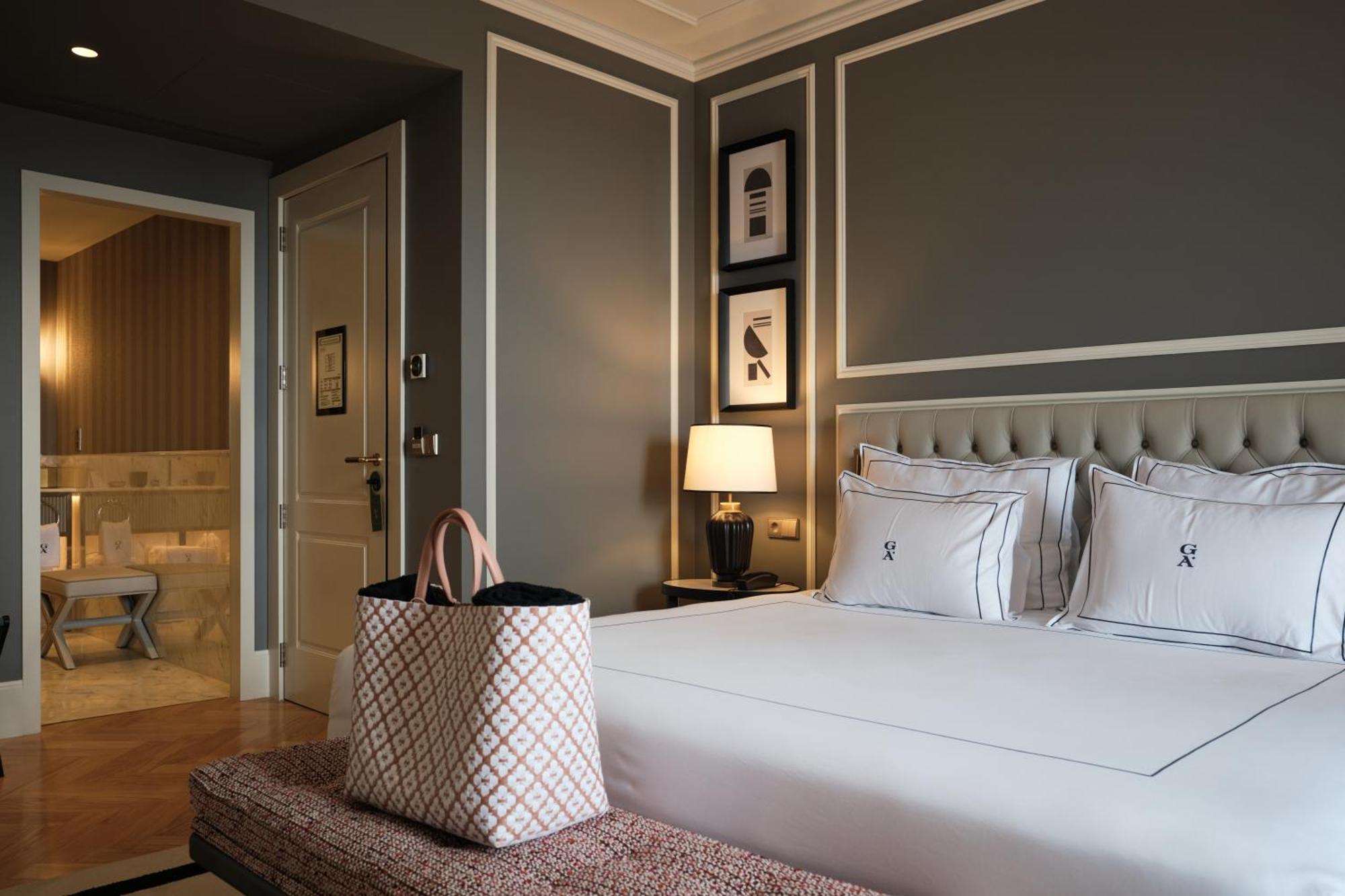 Ga Palace Hotel & Spa, A Xixth-Century Villa Porto Eksteriør billede A bedroom at the hotel