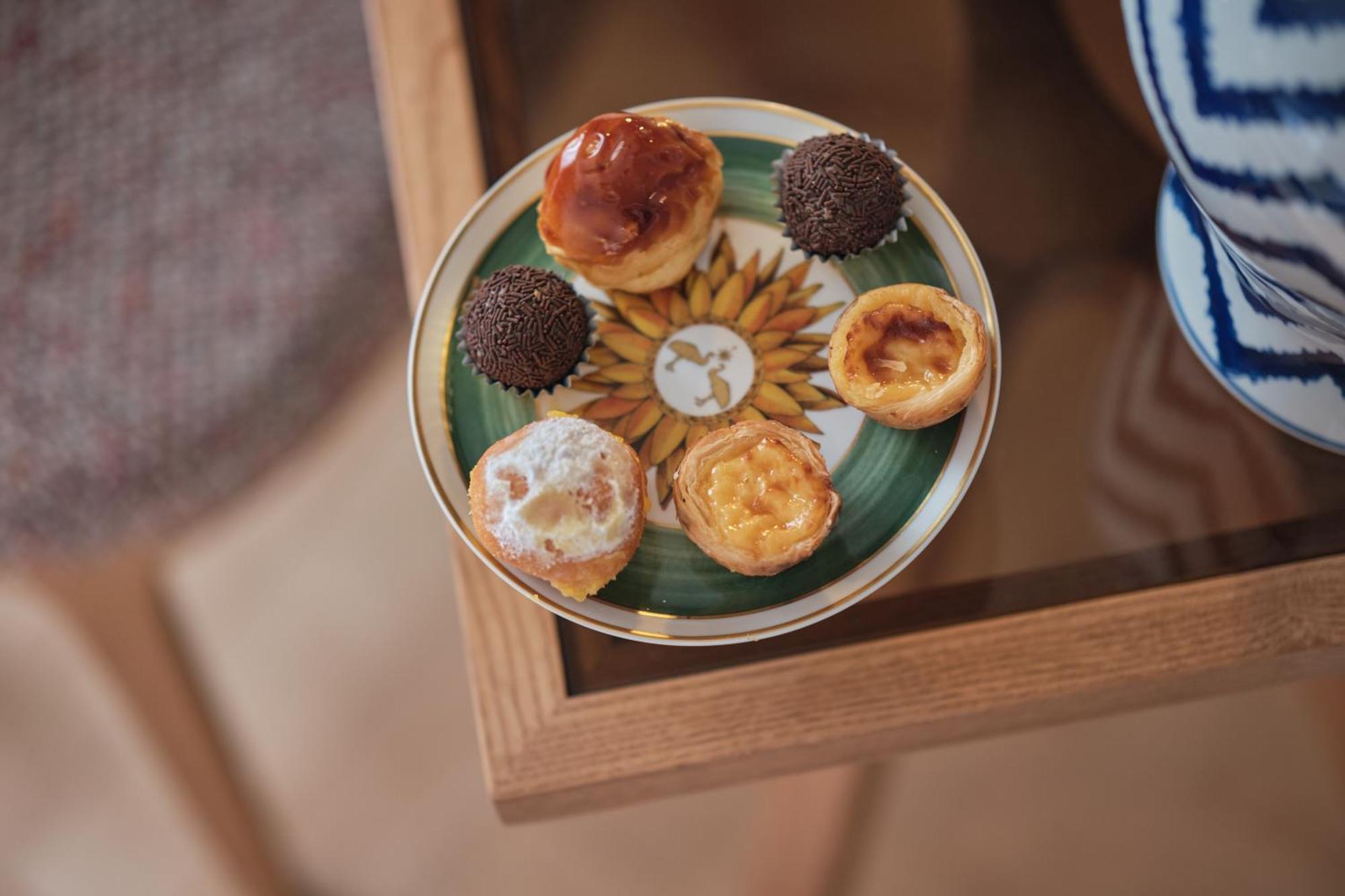 Ga Palace Hotel & Spa, A Xixth-Century Villa Porto Eksteriør billede A selection of Portuguese pastries