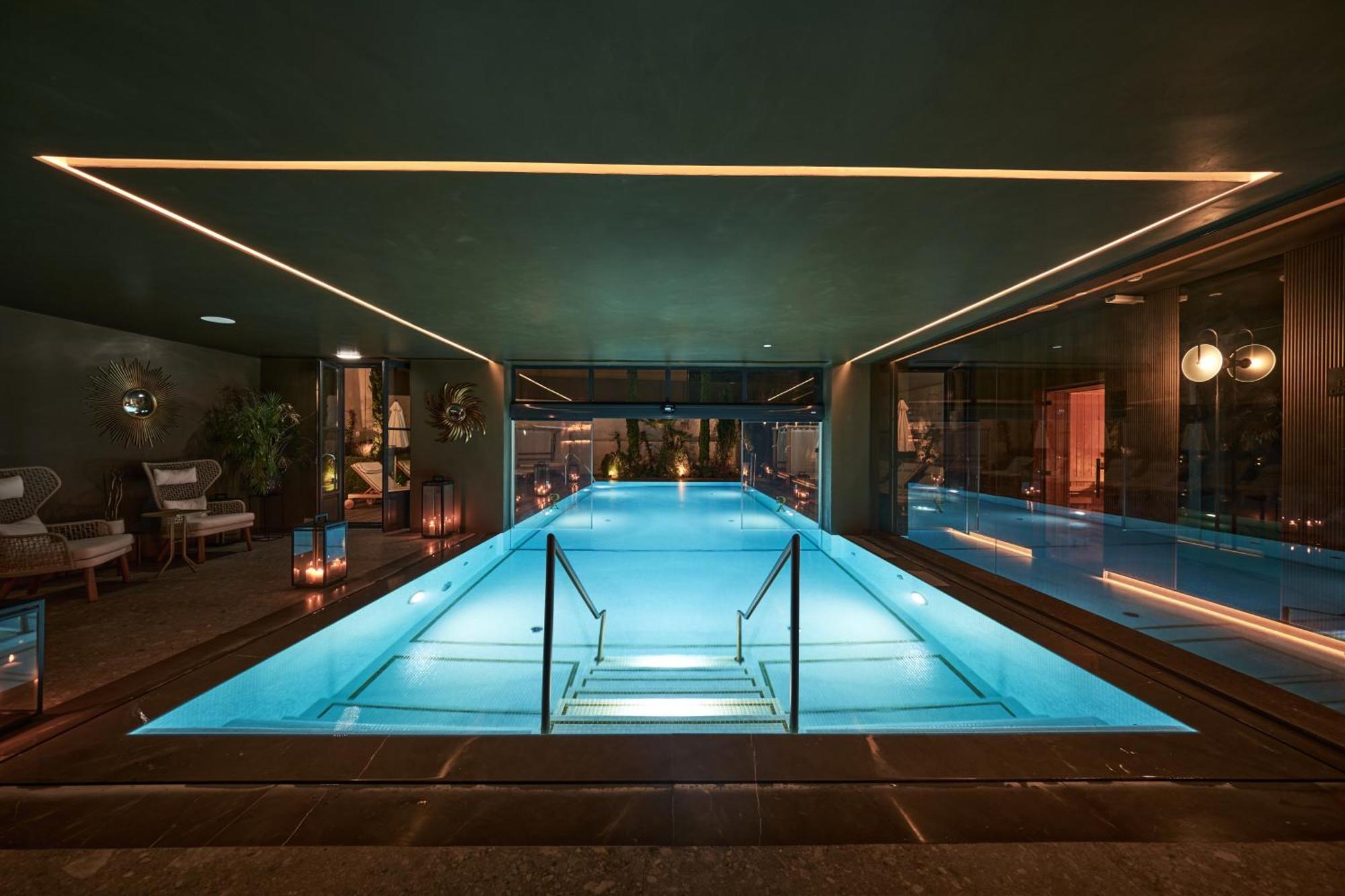 Ga Palace Hotel & Spa, A Xixth-Century Villa Porto Eksteriør billede The pool at the Mandarin Oriental, Munich
