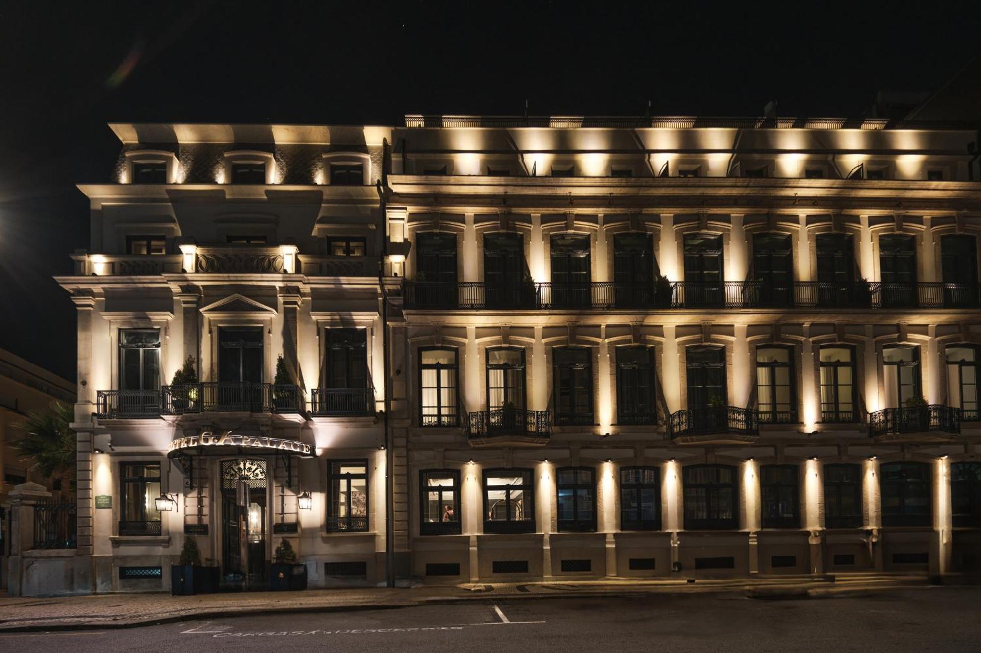 Ga Palace Hotel & Spa, A Xixth-Century Villa Porto Eksteriør billede The hotel at night