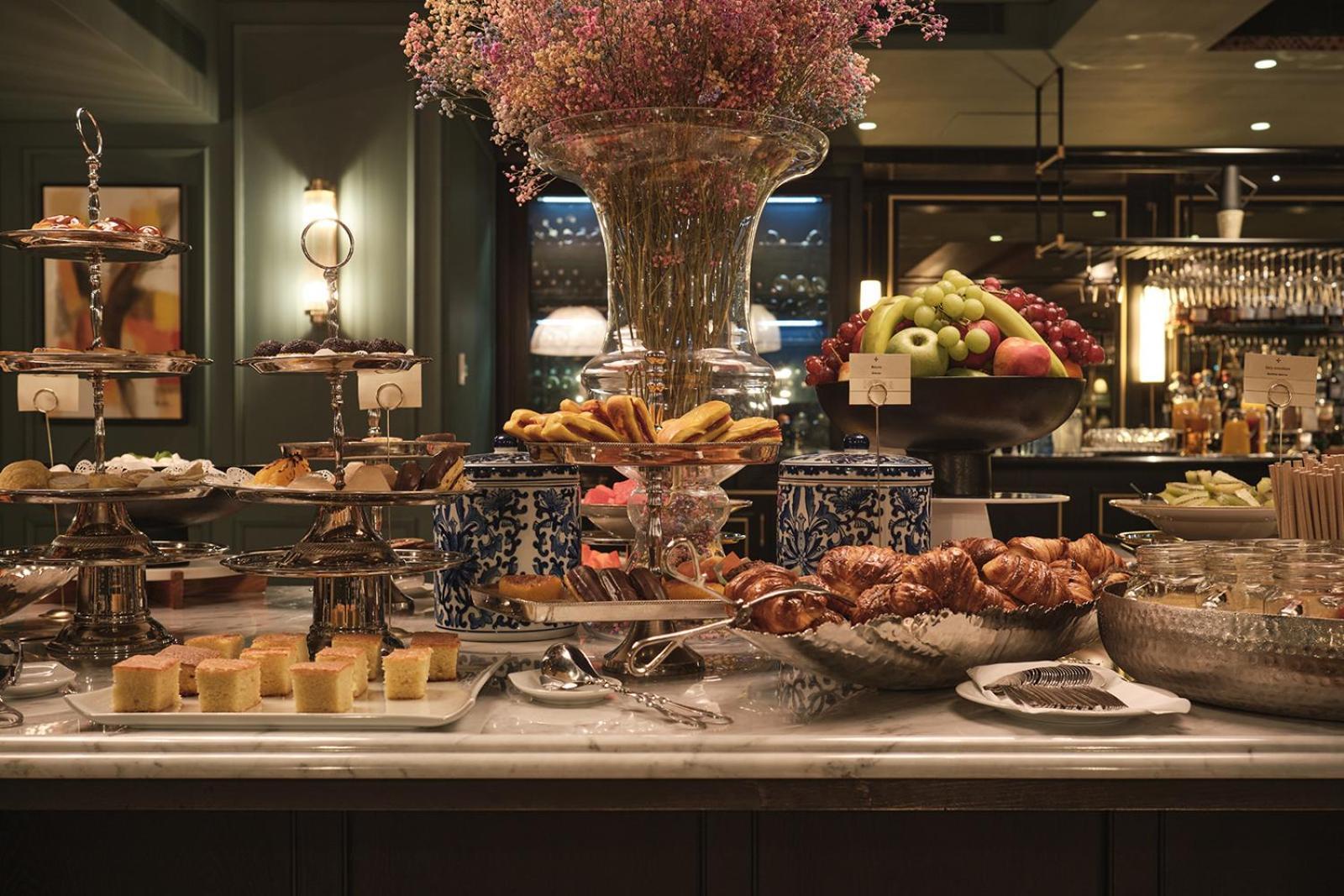 Ga Palace Hotel & Spa, A Xixth-Century Villa Porto Eksteriør billede A buffet at a restaurant